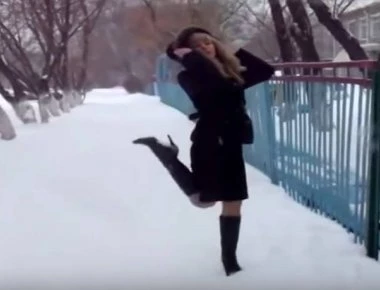 Τα ψηλοτάκουνα προκαλούν «αστεία» προβλήματα! (βίντεο)